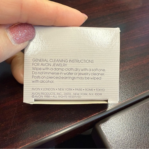 Avon “Sculptured Button” Vintage Gold and white Clip-On Earrings NIB 1988 - Picture 3 of 5